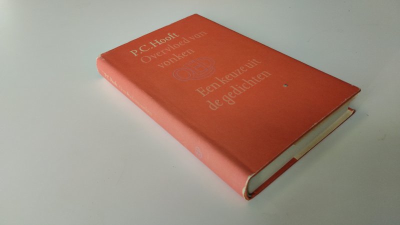 Tweedehands boek: Overvloed van vonken van auteur Pieter Corneliszoon Hoof - In goede staat. Nederlandstalige hardcover met stofomslag. De stof omslag vertoont gebruikerssporen met name aan de hoeken/ randen. Rug verkleurd. Rest van het boek onbeschreven en netjes (alle pagina's gelig door soort papier)