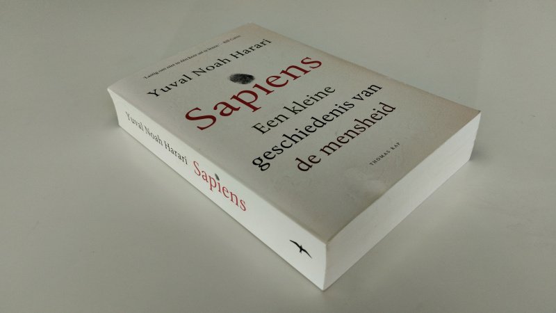 Tweedehands boek: Sapiens van auteur Yuval Noah Harari - In goede staat. Nederlandstalige paperback. Kaft met lichte gebruikssporen. Pagina's schoon en netjes. Geen stofomslag aanwezig. Bekroond populair-wetenschappelijk werk over de geschiedenis van de mensheid.