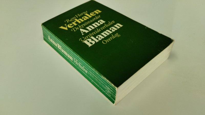 Tweedehands boek: Verhalen van auteur Anna Blaman - In redelijke staat. Nederlandstalige paperback. Kaft vertoont duidelijke gebruikssporen, slijtage langs randen en hoeken en enkele kreukjes. Pagina's licht verkleurd door ouderdom maar verder compleet en goed leesbaar.