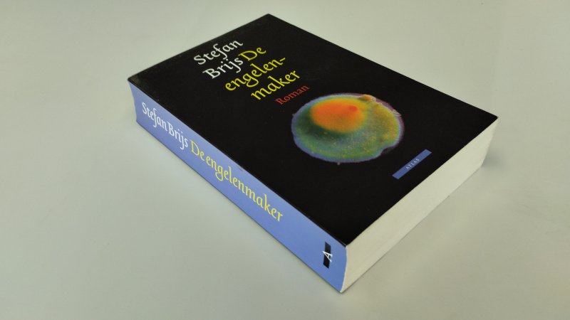 Tweedehands boek: De engelenmaker van auteur Stefan Brijs - In goede staat. Nederlandstalige paperback. lichte gebruikerssporen aan de kaft en een iets holle rug. Pagina's verkleurd, maar netjes en onbeschreven. Stevig in de binding