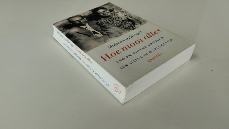 Tweedehands boek: Hoe mooi alles van auteur Mirjam van Hengel - In redelijke staat. Nederlandstalige paperback met gebruikerssporen aan de kaft en een scheve rug. Klein geschreven op het schutblad. Ex Libris relief-
stempel voorin. Pagina's netjes en onbeschreven.