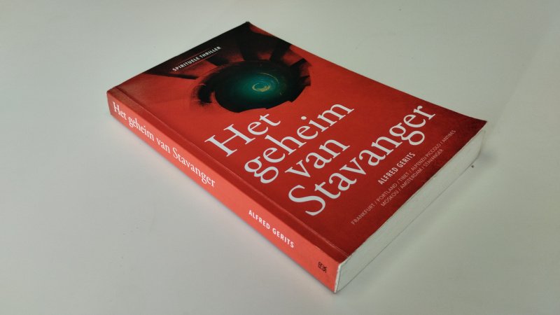 Tweedehands boek: Het geheim van Stavanger van auteur Alfred Gerits - In goede staat. Nederlandstalige paperback. Kaft met lichte gebruikssporen aan randen en hoeken. Pagina's schoon en netjes. Gesigneerd door de auteur op het titelblad, gedateerd 24-07-2014.