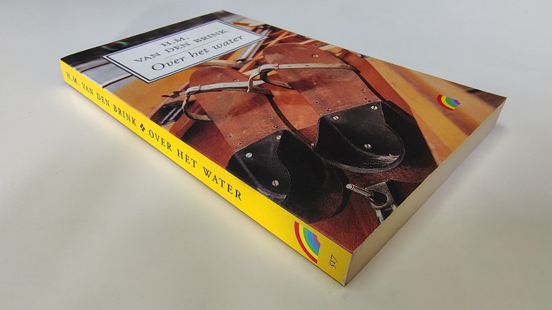 Tweedehands boek: Over het water van auteur H. M. van den Brink - Rainbow pocket 517 met rechte rug zonder leesvouwen. Minimale gebruikerssporen randen kaft. Binnenwerk onbeschreven en netjes.