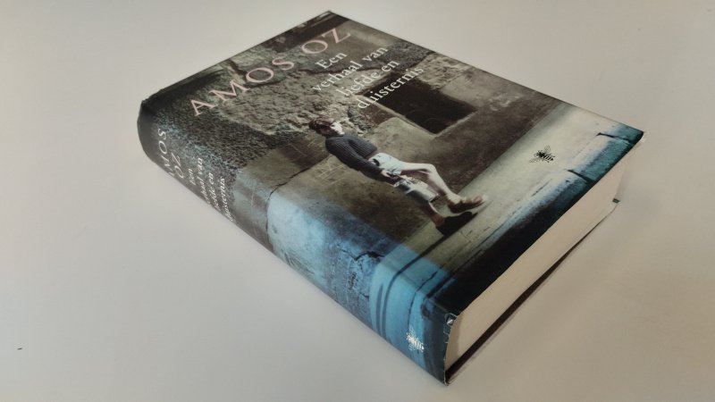 Tweedehands boek: Een verhaal van liefde en duisternis van auteur Amos Oz - In goede staat. Nederlandstalige hardcover met stofomslag. Stofomslag heeft lichte gebruikssporen aan de randen. Pagina's schoon en stevig