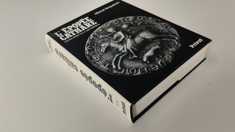 Tweedehands boek: L'épopée cathare van auteur Michel Roquebert - In goede staat. Franstalige hardcover met stofomslag. Stofomslag aanwezig, rug licht verkleurd. Voorin voorzien van een ex libris reliefstempel. Pagina's licht verkleurd door ouderdom. Boekblok stevig en compleet. Normale gebruikssporen passend bij leeftijd.