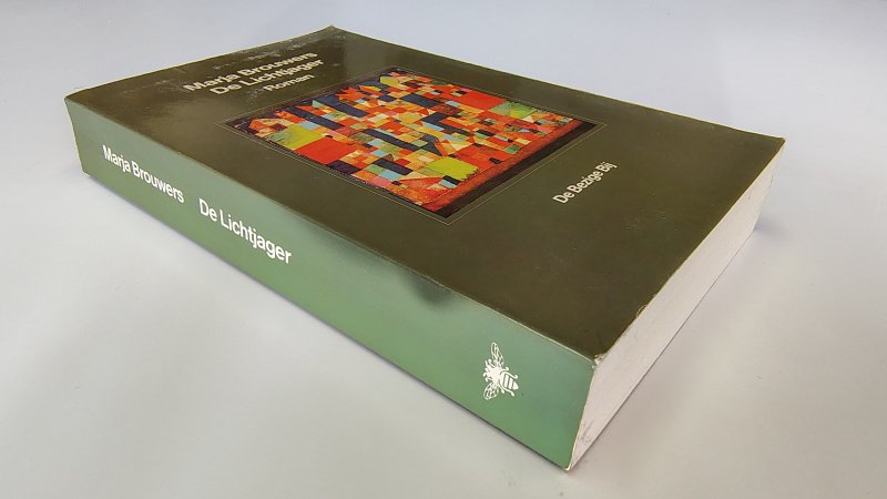 Tweedehands boek: De lichtjager van auteur Marja Brouwers - Paperback met rechte rug zonder en lichte leesvouw. Lichte gebruikerssporen randen en puntjes kaft. Aantekening voorin, verder onbeschreven en netjes.