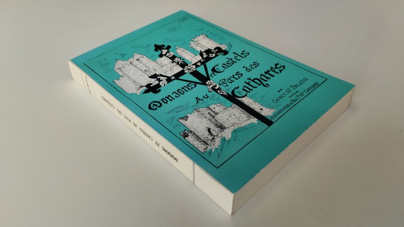 Tweedehands boek: Donjons et Châteaux du Pays des Cathares van auteur Simone Coincy-Saint-Palais - In goede staat. Franstalige paperback, lichte gebruikerssporen aan de kaft. ex Libris reliefstempel voorin. Pagina's door soort papier consistent verkleurd, maar netjes en stevig in de binding