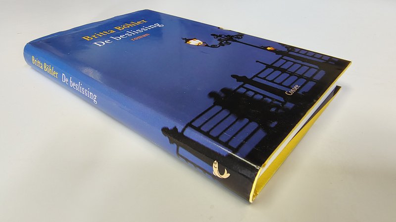 Tweedehands boek: De Beslissing van auteur Britta Böhler - Hardcover met stofomslag. Minimale gebruikerssporen bovenzijde omslag. Licht beginnende roestvlekjes bovenzijde snede. Binnenwerk als nieuw!