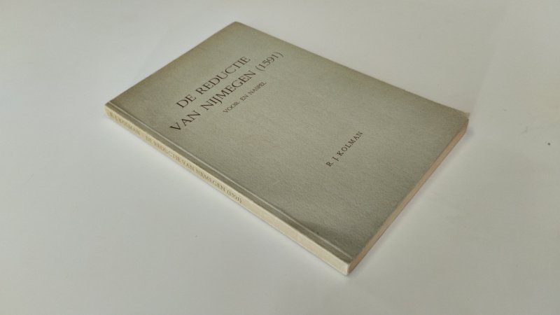 Tweedehands boek: De reductie van Nijmegen (1591), voor- en naspel van auteur R.J. Kolman - In redelijke staat. Paperback. Kaft verkleurd en licht gesleten. Pagina's verkleurd met ouderdomsvlekjes (foxing). Voorin voorzien van een ex libris reliefstempel. Nederlandstalige uitgave.
