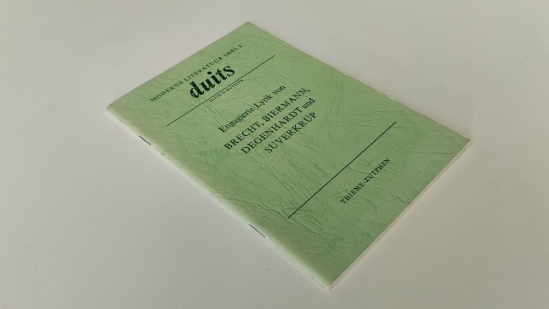 Tweedehands boek: Engagierte Lyrik von Brecht, Biermann, Degenhardt und Suverkrup van auteur G. Bussink - In goede staat. Geniete paperback. Kaft licht verkleurd door ouderdom. Pagina's schoon en stevig. Duitstalige uitgave.