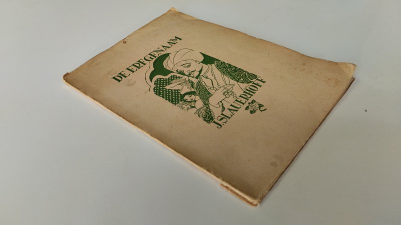 Tweedehands boek: De erfgenaam van auteur J. Slauerhoff - In redelijke staat. Geniete paperback. Kaft vlekkerig en verkleurd. Onderzijde van de rug beschadigd. Pagina's passend bij de leeftijd licht verkleurd. Voorin voorzien van een ex libris reliefstempel. Nederlandstalige uitgave.