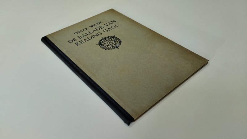 Tweedehands boek: De Ballade van Reading Gaol van auteur Oscar Wilde - In redelijke staat. Gebonden uitgave zonder stofomslag zoals verschenen. Kaft vertoont verkleuring en lichte gebruikssporen. Pagina's zijn licht verkleurd door ouderdom. Ex Libris reliefstempel voorin.