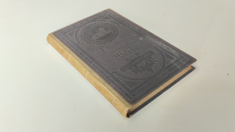 Tweedehands boek: Heinrich Heine's sammtliche werke van auteur Heinrich Heine - In goede staat. Duitstalige hardcover. Linnen band met gebruiks- en ouderdomssporen. Rug verkleurd en sleets. Pagina's passend bij de leeftijd licht verkleurd, maar onbeschreven. Stevig in de Binding.