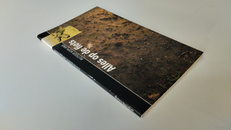 Tweedehands boek: Alles op de fiets van auteur Rutger Kopland - In goede staat. Paperback. Lichte gebruikssporen aan de omslag passend bij leeftijd en gebruik. Pagina's verkleurd, maar schoon en onbeschreven. Geen stofomslag aanwezig.