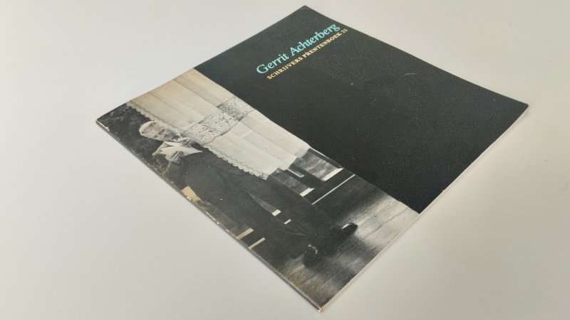 Tweedehands boek: Gerrit Achterberg schrijvers en prentenboek 21 van auteur Diverse auteurs - In redelijke staat. Geniete paperback. Omslag met gebruikerssporen, verkleuring en foxing. Pagina's eveneens licht verkleurd door ouderdom. Geen stofomslag aanwezig.