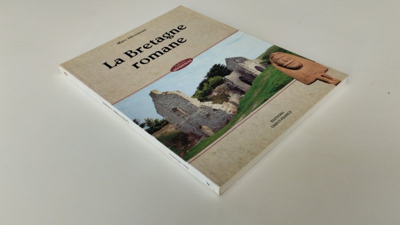 Tweedehands boek: La Bretagne romane van auteur Marc Déceneux - In goede staat. Franstalige paperback met flappen. Kaft heeft lichte gebruikssporen. Wit van de Pagina's is verkleurd, maar netjes en onbeschreven. Ex Libris Relief stempel voorin.