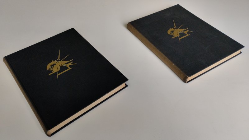 Tweedehands boek: Paul van Ostaijen, verzameld werk poezie, deel 1 en 2 van auteur Paul van Oostaijen - In goede staat. Nederlandstalige hardcovers zonder stofomslag. Banden vertonen lichte gebruikssporen en enige verkleuring aan de ruggen. Op schutblad geschreven en Ex Libris reliefstempel aanwzig.