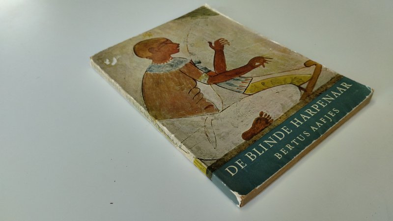 Tweedehands boek: De Blinde Harpenaar van auteur Bertus Aafjes - In redelijke staat. Nederlandstalige paperback. Kaft heeft duidelijke gebruikssporen, slijtage aan randen en hoeken en lichte verkleuring. Pagina's zijn compleet en goed leesbaar. Geschreven plus ex Libris stempel schutblad.