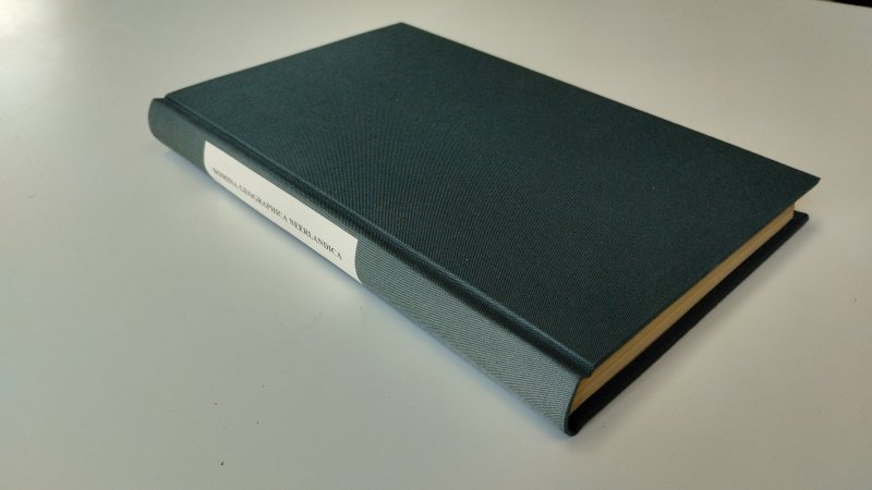 Tweedehands boek: Nomina Geographica Neerlandica van auteur Dornseiffen, Gallee, Kern, Naber, Rogge - In goede staat. Nederlandstalige hardcover uitgeversband. Band is netjes met lichte gebruikssporen passend bij de leeftijd. Pagina's zijn schoon en goed leesbaar met lichte ouderdomsverkleuring. Ex Libris reliefstempel voorin.