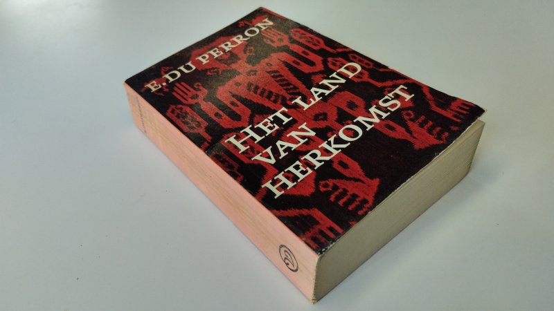 Tweedehands boek: Het land van herkomst van auteur E. Du Perron - In redelijke staat. Nederlandsttalige softcover. Gebruikerssporen aan de kaft, rug heeft leesvouw en is verkleurd. Pagina's ook (licht) verkleurd, maar onbeschreven en prima te lezen.