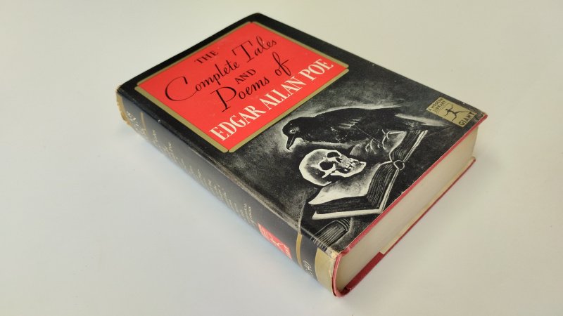 Tweedehands boek: The Complete Tales and Poems of Edgar Allan Poe van auteur Poe, Edgar Allan - In goede staat. Engelstalige hardcover met stofomslag. stofomslag vertoont lichte gebruikssporen passend bij de leeftijd. Pagina's zijn schoon en goed leesbaar met lichte ouderdomsverkleuring.Ex Libris voorin.