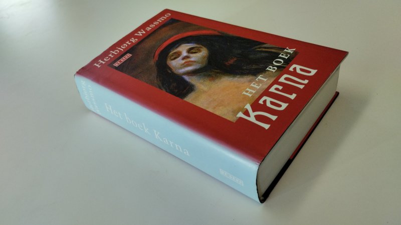 Tweedehands boek: Het Boek Karna van auteur Herbjorg Wassmo - In zeer goede staat. Nederlandstalige hardcover met stofomslag. Omslag vertoont lichte gebruikssporen, pagina's zijn schoon en netjes. Dikke uitgave van het slotdeel van de bekende Dina-trilogie.