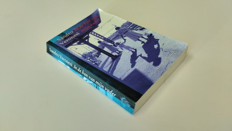 Tweedehands boek: In de ban van mijn vader van auteur Sandro Veronesi - In redelijke staat. Nederlandstalige paperback, Gebruikerssporen aan de kaft, scheve rug. Pagina's met potlood aantekeningen gemaakt. Prima te lezen.
