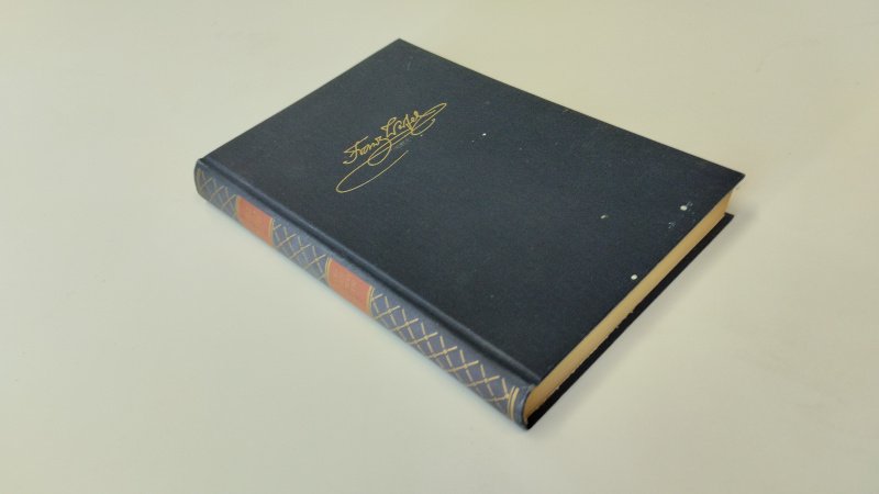 Tweedehands boek: Erzahlungen aus zwei welten van auteur Franz Werfel - In goede staat. Duitstalige hardcover uitgeversband. Band vertoont lichte gebruikssporen en enkele kleine vlekjes op het voorplat. Pagina's zijn schoon en goed leesbaar met lichte ouderdomsverkleuring.