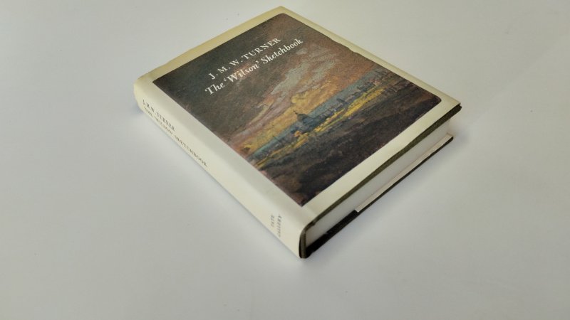 Tweedehands boek: The 'Wilson' sketchbook van auteur J.M.W. Turner - In goede staat. Engelstalige hardcover met stofomslag. Omslag vertoont lichte gebruikssporen. Pagina's zijn schoon en netjes. Rijk geïllustreerde kunstuitgave met facsimile-reproducties van Turners originele schetsboek.