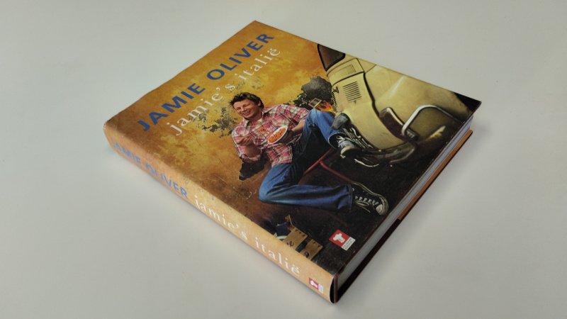 Tweedehands boek: Jamie's Italie van auteur Jamie Oliver - In goede staat. Nederlandstalige hardcover met stofomslag. Omslag vertoont lichte gebruikssporen. Pagina's zijn schoon en netjes. Rijk geïllustreerd kookboek met authentieke Italiaanse recepten en reisverhalen.