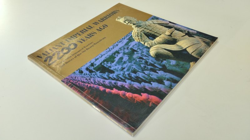 Tweedehands boek: Valiant Imperial Warriors van auteur Xiaocong Wu - In goede staat. Engelstalige paperback. Kaft vertoont lichte gebruikssporen. Pagina's vertonen leesvouwtjes aan de hoeken, wit van de pagina's licht verkleurd. Pagina's onbeschreven.
