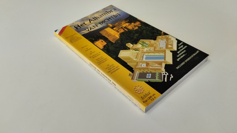 Tweedehands boek: Het Alhambra van dichtbij van auteur Diverse auteurs - In goede staat. Nederlandstalige paperback met flappen. Kaft lichte gebruikssporen. Pagina's schoon en netjes. wit van de pagina's iets verkleurd. Ex Libris reliefstempel voorin. Nette staat