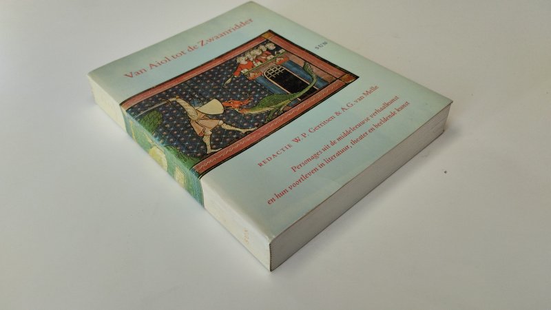 Tweedehands boek: Van Aiol tot de Zwaanridder van auteur Willem Pieter Gerritsen, A. G. van Melle - In goede staat. Nederlandstalige  Paparback met flappen. Zowel kaft als pagina's zijn verkleurd. Lichte gebruikerssporen. Ex Libris reliefstempel voorin