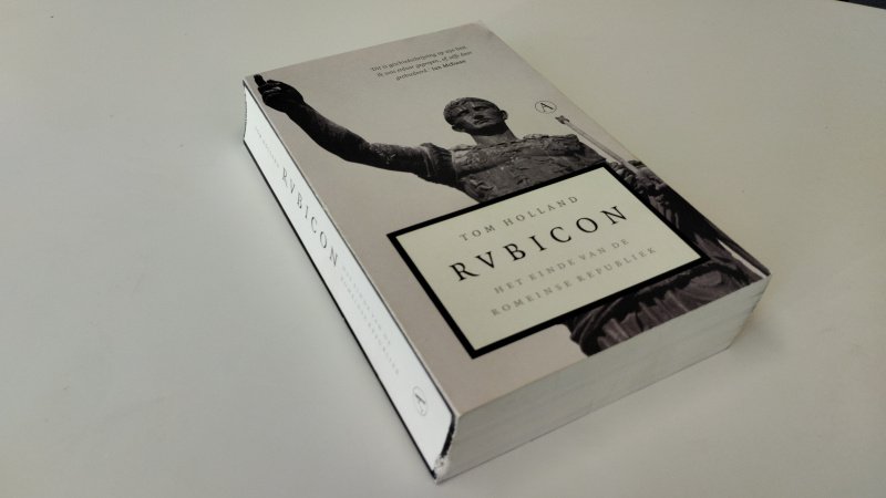 Tweedehands boek: Rubicon van auteur Tom Holland, Boukje Verheij - In redelijke staat. Nederlandstalige paperback met scheve rug. Lichte gebruikerssporen aan de kaft. Ex Libris stempel voorin. Pagina's netjes en onbeschreven.