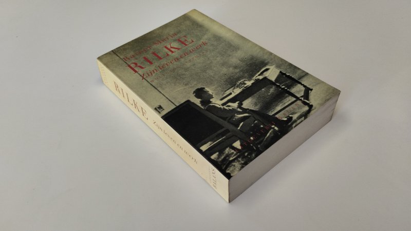 Tweedehands boek: Rainer Maria Rilke van auteur Wolfgang Leppmann - In redelijke staat. Nederlandstalige paperback met flappen en een rechte rug (wel met leesvouw). Zowel kaft als pagina's zijn verkleurd. Ex libris relief stempel voorin. Prima te lezen.