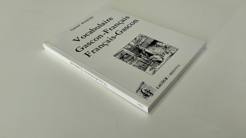 Tweedehands boek: Vocabulaire Gascon-Français / Français-Gascon van auteur Gabriel Roques - In goede staat. Franstalige paperback. Kaft vertoont lichte gebruikssporen. Pagina's zijn schoon en goed leesbaar. Ex Libris reliefstempel voorin