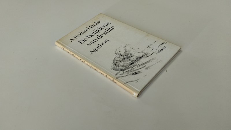 Tweedehands boek: De belijdenis van de stilte van auteur Adrianus Roland Holst - In redelijke staat. Nederlandstalige hardcover, zowel kaft als pagina's zijn verkleurd. Gebruikersspoor onderkant rug. Pagina's onbeschreven.