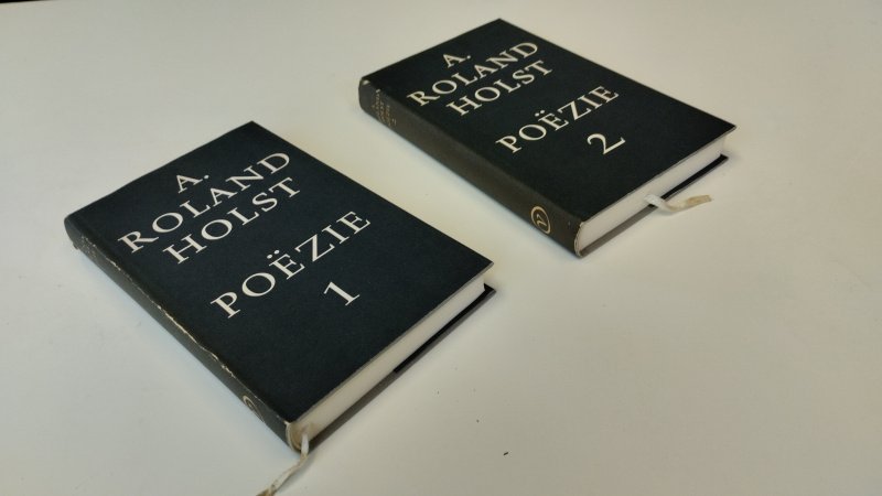 Tweedehands boek: Poezie 1 en 2 van auteur A. Roland Holst - In goede staat. Nederlandstalige hardcover set van 2 delen met stofomslag. Kaften vertonen lichte gebruikssporen aan randen en hoeken. Pagina's zijn schoon, fris en stevig. Complete set met leeslinten. Rug niet verkleurd.