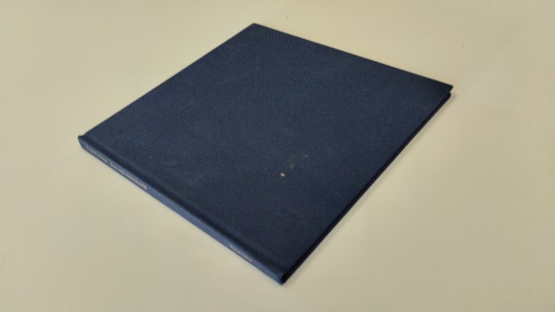 Tweedehands boek: Just one more world van auteur Leo Vroman - In goede staat. Engelstalige hardcover zonder! stofomslag. Kaft vertoont lichte gebruikssporen. Op schutblad is geschreven en Ex Lirbis Relief stempel aanwezig