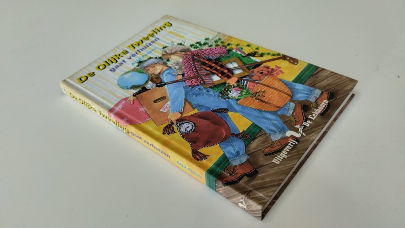 Tweedehands boek: De olijke tweeling van auteur Aria Peters - In goede staat. Nederlandstalige hardcover. Lichte gebruikssporen aan de band. Pagina's zijn onbeschreven en stevig.