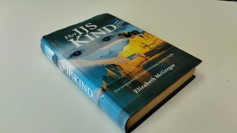 Tweedehands boek: Het Ijskind : [een onvergetelijke roman over hoop, moed en liefde] van auteur Elizabeth McGregor - In goede staat. Nederlandstalige hardcover met stofomslag. Lichte gbruikerssporen aan de omslag. Pagina's vergeeld (pocketboekachtig) maar netjes en onbeschreven