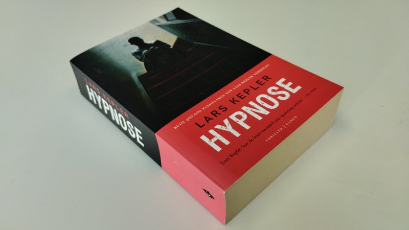 Tweedehands boek: Hypnose van auteur Lars Kepler (pseud. van Alexander Ahndoril.) - In goede staat. Nederlandstalige paperback met lichte gebruikerssporen aan de kaft. Pagina's netjes en onbeschreven