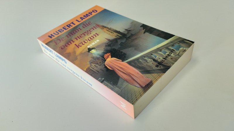 Tweedehands boek: De man die van nergens kwam van auteur Hubert Lampo - In goede staat. Nederlandstalige paperback met lichte gebruikerssporen aan de kaft. Pagina's onbeschreven en netjes