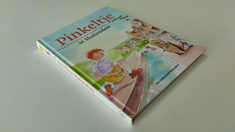 Tweedehands boek: Pinkeltje in Madurodam van auteur D. Laan, S. Braam, J. Ros - In goede staat. Nederlandstalige hardcover, lichte gebruikerssporen. Pagina's netjes en onbeschreven (wel gelig zoals bij pocketboeken, ligt aan soort papier)