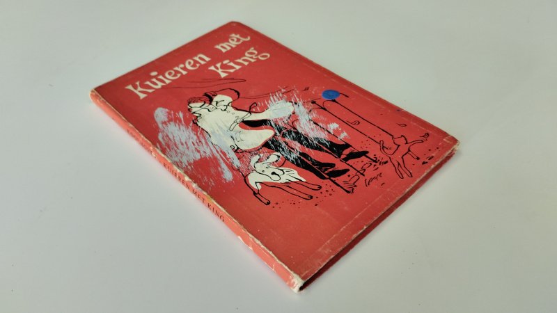 Tweedehands boek: Kuieren met King van auteur Koolhoven - In goede staat. Nederlandstalige gekartoneerd boek, met gebruikerssporen met name aan de randen. Pagina's netjes en onbeschreven.