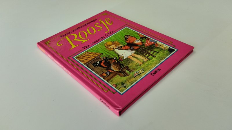 Tweedehands boek: Roosje, het vreemde lichtje van auteur Peter Holeinone - In goede staat. nederlandstalige hardcover, met lichte gebruikerssporen aan de kaft. pagina's netjes en onbeschreven