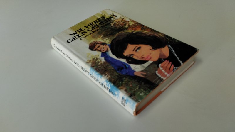 Tweedehands boek: Wie heeft geen geheim? van auteur Cateau Kray Sijsma - In goede staat. Nederlandstalige hardcover met stofomslag. De Stofomslag vertoont kleine gebruikssporen en verkleuring. Pagina's zijn netjes en onbeschreven.