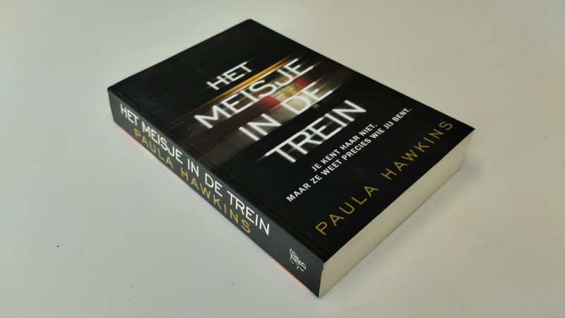 Tweedehands boek: Het meisje in de trein van auteur Paula Hawkins - In goede staat. Nederlandstalige paperback met flappen. Kleine gebruikssporen aan de kaft. Pagina's netjes en onbeschreven