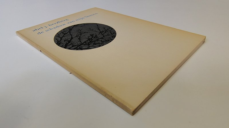 Tweedehands boek: De schaduw van mijn bomen van auteur Abel Jacob Herzberg - Paperback compact formaat van 12,5 x 9,3 cm. Rug en kaft verkleurd. Binnenwerk onbeschreven en netjes. Top-punten reeks