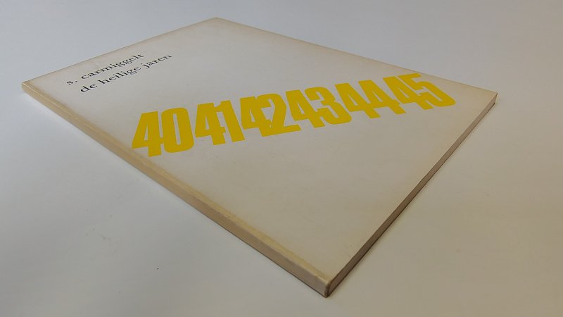 Tweedehands boek: De heilige jaren van auteur Simon Carmiggelt - Paperback dwergboekje compact formaat van 12,5 x 9 cm. Rug en kaft verkleurd. Binnenwerk onbeschreven en netjes.